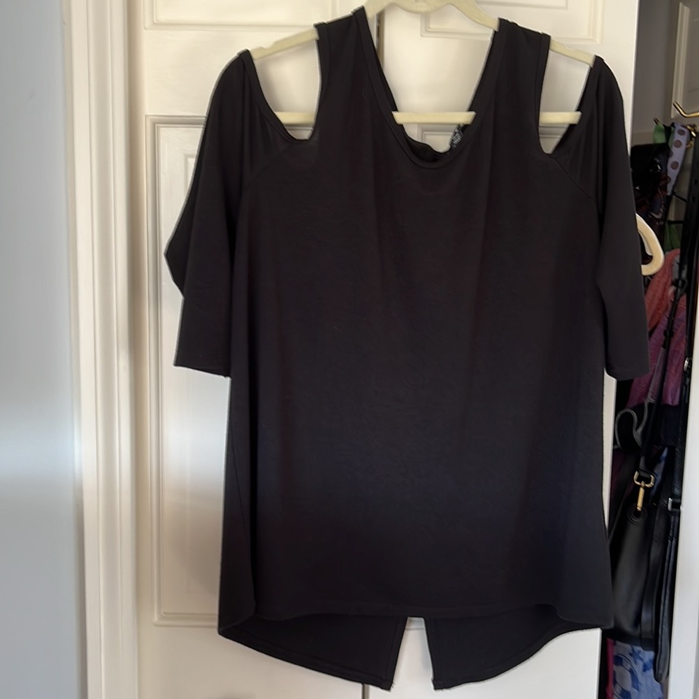 Cold shoulder top w faux button back